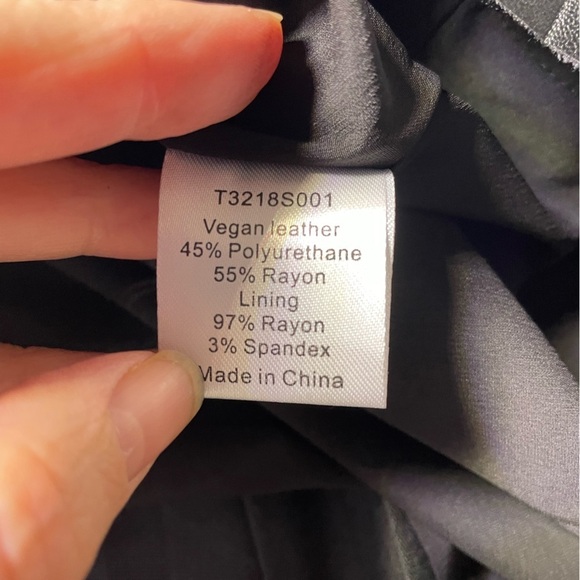 TART BLACK VEGAN LEATHER PLEATED SKIRT - 27 - Picture 3 of 4